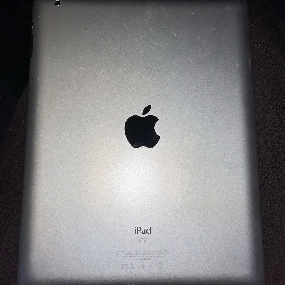 Apple iPad second generation (looks brand new barely used)